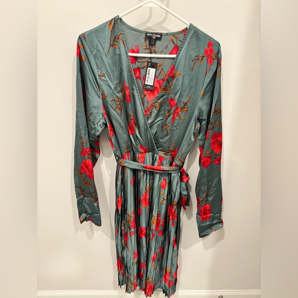 Plus Emerald Green Floral Print Long Sleeve Pleated Midi Dress - Picture 1 of 3